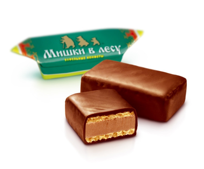 деталь MEDVĚDI V LESE vaflové bonbony v hořké čokoládě